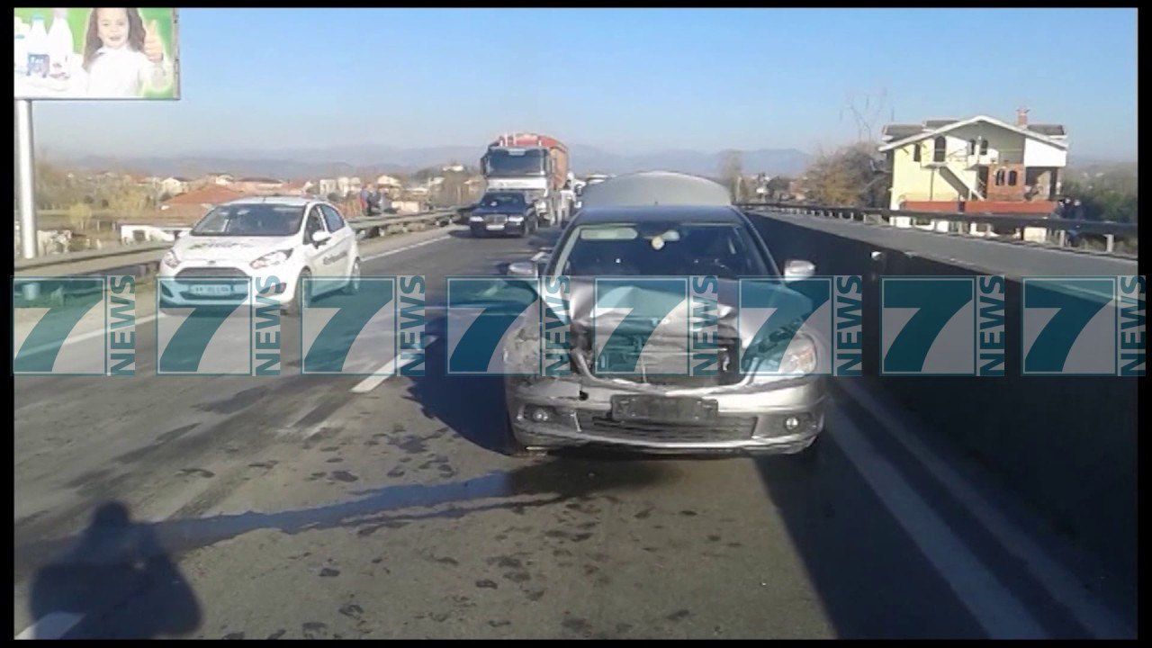 DY AKSIDENTE RRUGORE NE DURRES, MAKINA GODET PER VDEKJE KALIMTARIN - News, Lajme - Kanali 7