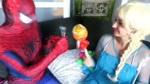 Spiderman vs Congelado Elsa Embarazada, Spiderbaby, Elsa Bebé en la vida real de la Diversión de los Superhéroes de mo