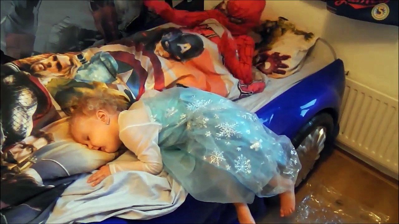 Congelados Elsa vs Maléfica y Bromista! w/ Spiderman, Rosa Spidergirl, Hulk! Superhéroe Divertido Epis