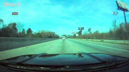 Otomobil direği devirip yan döndü