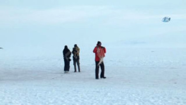 Ardahan-Özel) Donan Çıldır Gölü Üzerinde Çadır Kurdular