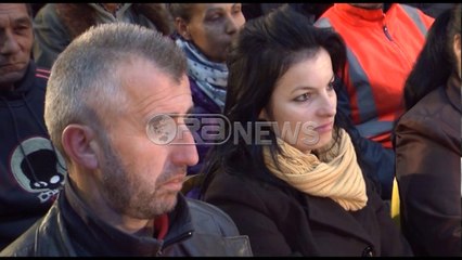 Ora News –Tahiri shpërndan dëmshpërblimet për 594 familje të përmbytura