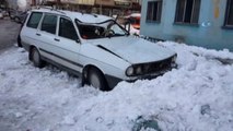 Bitlis) Çatıdan Düşen Kar Kütlesi Araçları Kullanılamaz Hale Getirdi