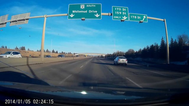 Un policier fait la circulation en plein milieu de l'autoroute. Mais il est fou???
