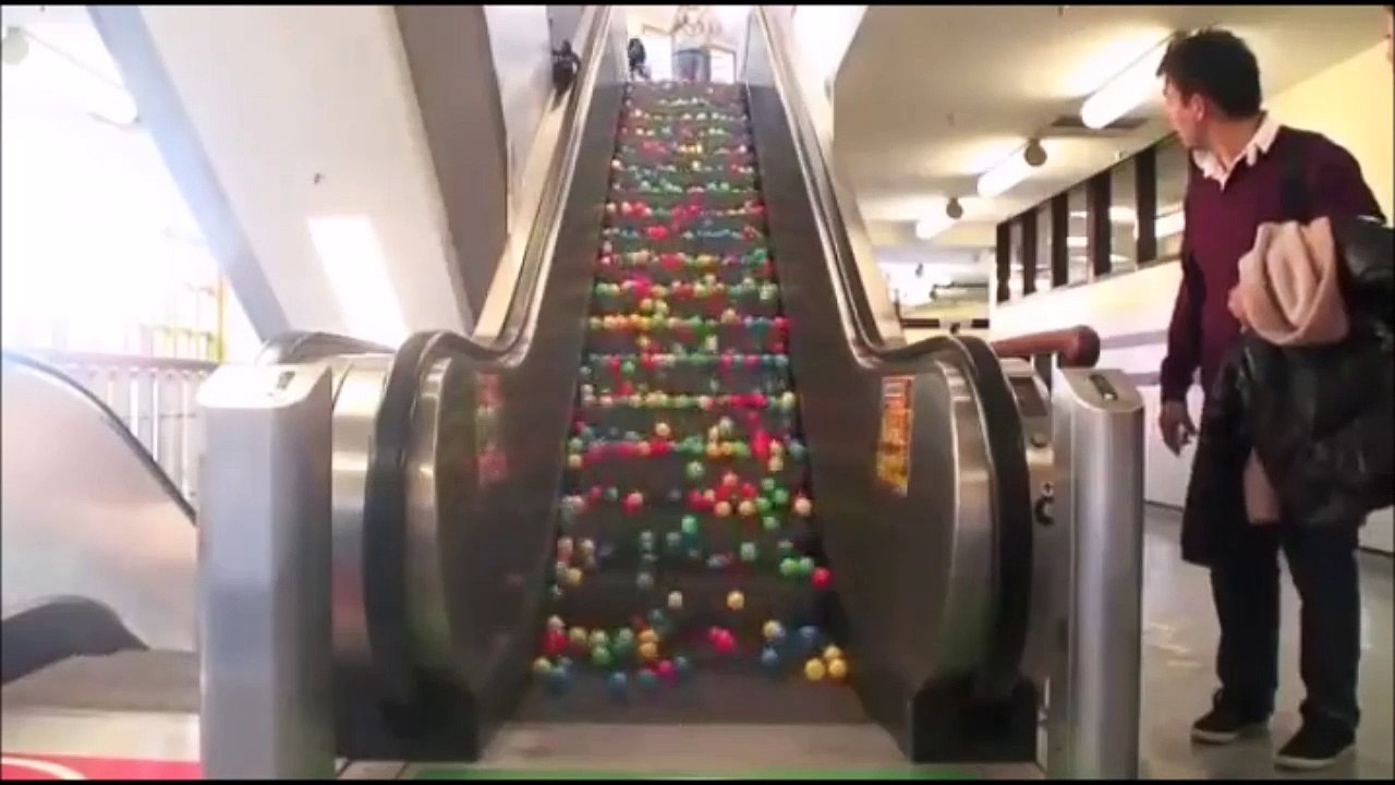 Hypnotisé par des balles dans un escalator