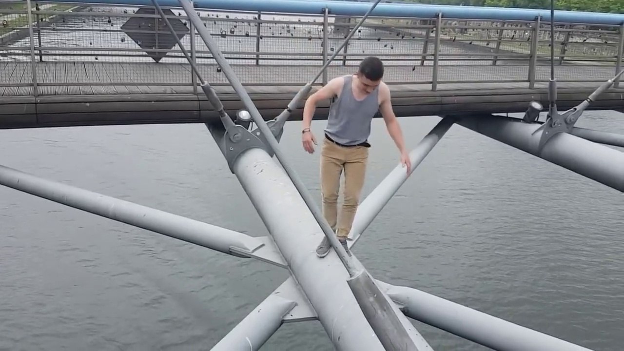 Russie : un jeune homme escalade un pont et chute par accident