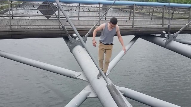 Russie : un jeune homme escalade un pont et chute par accident