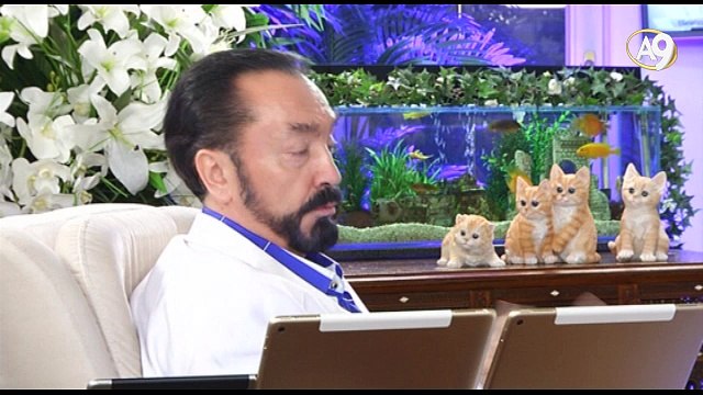 İnsanla şempanzenin ortak atası diye bir şey yok. Şempanzeden insana dönüşümü gösteren tek bir ara fosil yok.