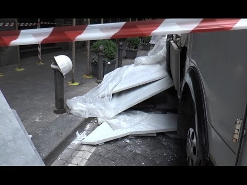 Napoli - Cade lastra di marmo, tre operai feriti (22.02.17)