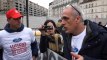 L'ouvrier-candidat Philippe Poutou manifeste devant Bercy avec ses collègues de Ford