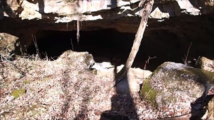 Il part à l'exploration d'une grotte abandonnée et fait d'inquiétantes découvertes