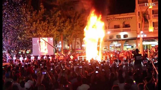 Pour lancer leur carnaval, les Mexicains brûlent le mur de Trump
