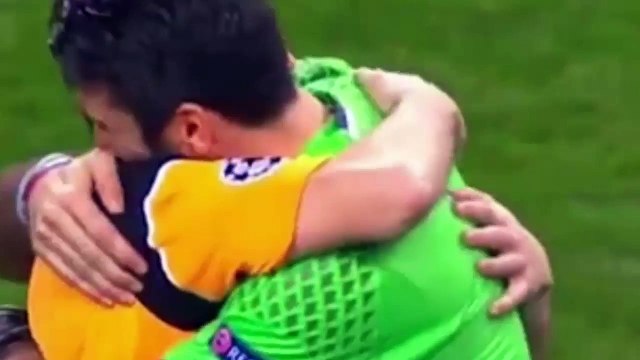 ABBRACCIO TRA Gianluigi Buffon & Iker Casillas LEGGENDARIO CON SCAMBIO DI MAGLIA PORTO JUVENTUS 0 2