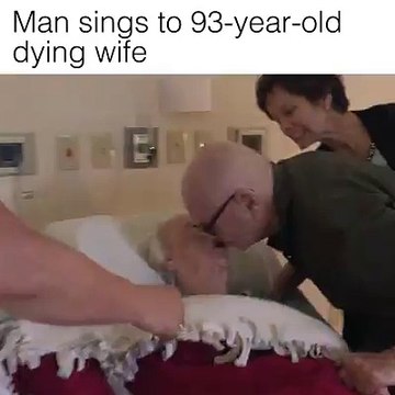 93 yaşında ölmekte olan karısına şarkı söyleyen adam