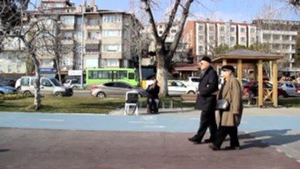 Nefesini "Ekmek Parasına" Üflüyor