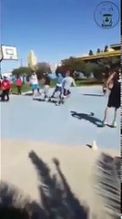 Les enfants marocains jouant au football ont tenté d'intimider un peuple comme un terroriste P regardé leur réaction dan