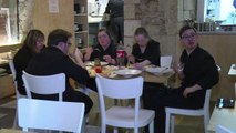 مطعم فريد في فرنسا يوظف حصرا ندلا مصابين بمتلازمة داون