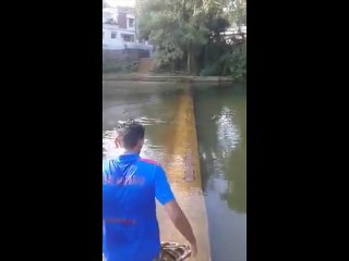 Un homme fait une mauvaise blague à son ami !