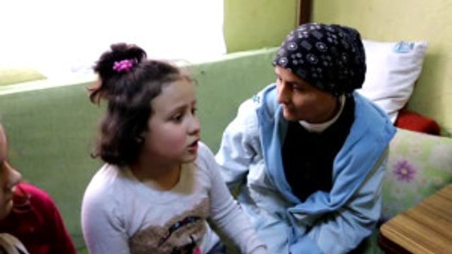 Üç Çocuğu ile Harabe Evde Yaşam Mücadelesi Veriyor