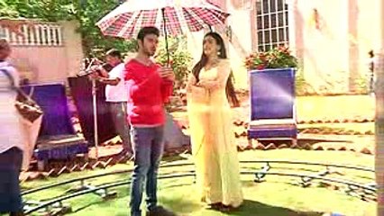 Karan and Naina's CUTE ROMANCE Under The Umbrella - Ek Shringaar Swabhimaan