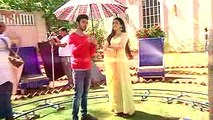 Karan and Naina's CUTE ROMANCE Under The Umbrella - Ek Shringaar Swabhimaan