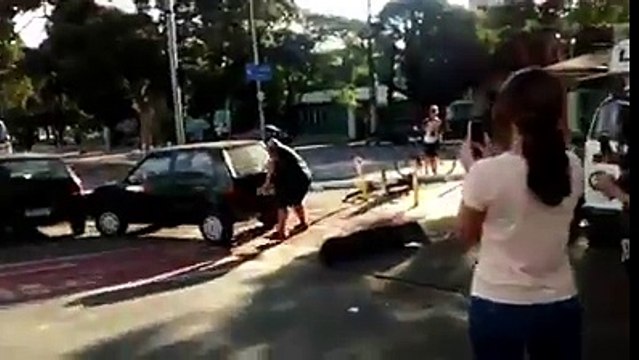 Déplacer à mains nues une voiture garée sur une piste cyclable