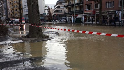 Rupture de canalisation en plein centre-ville d'Annecy
