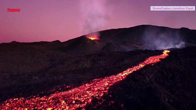 Réunion: un drone survole une coulée de lave au-dessus du Piton de la Fournaise