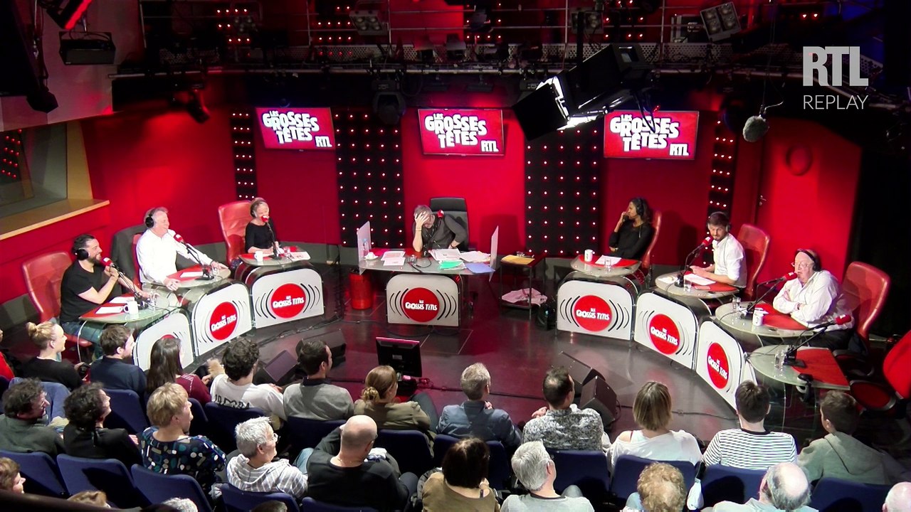 Bernard Mabille mâche un chewing-gum.