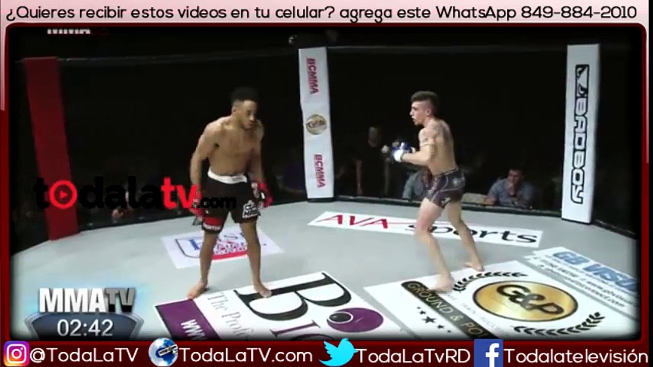 Por estar burlándose lo sorprenden con patada que lo noquea-Video