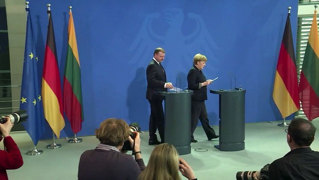 Merkel prône la vigilance face aux fausses informations