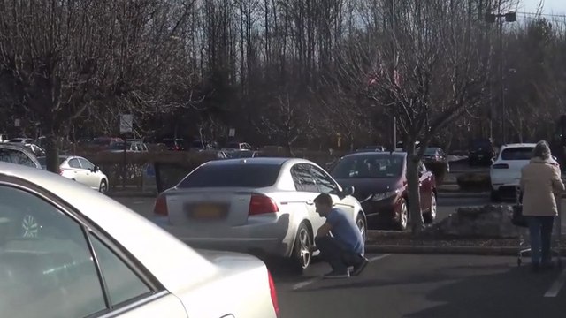 Il montre comment ouvrir une voiture sans clef
