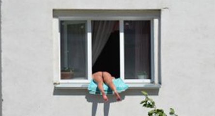 Mulher Habituada A Apanhar Sol Na Janela Do Apartamento Irrita Vizinhos!