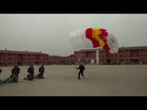Salto paracaidista de la BRIPAC en el 63 aniversario de la fundación de las Fuerzas Paracaidistas