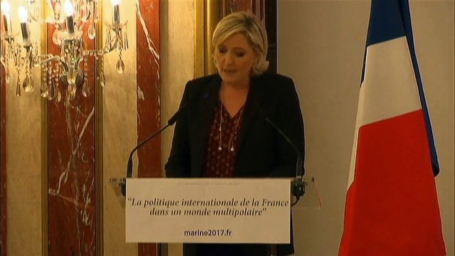 Marine, féministe fictive ! Une Femen aux seins nus interrompt un discours de Marine Le Pen