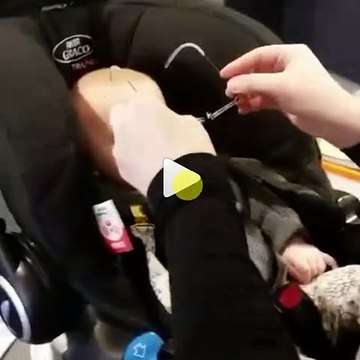 Le bébé découvre pour la première fois le visage de ses parents grâce à des lunettes spéciales