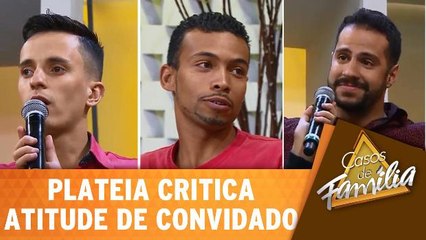 Plateia critica as atitudes de convidado