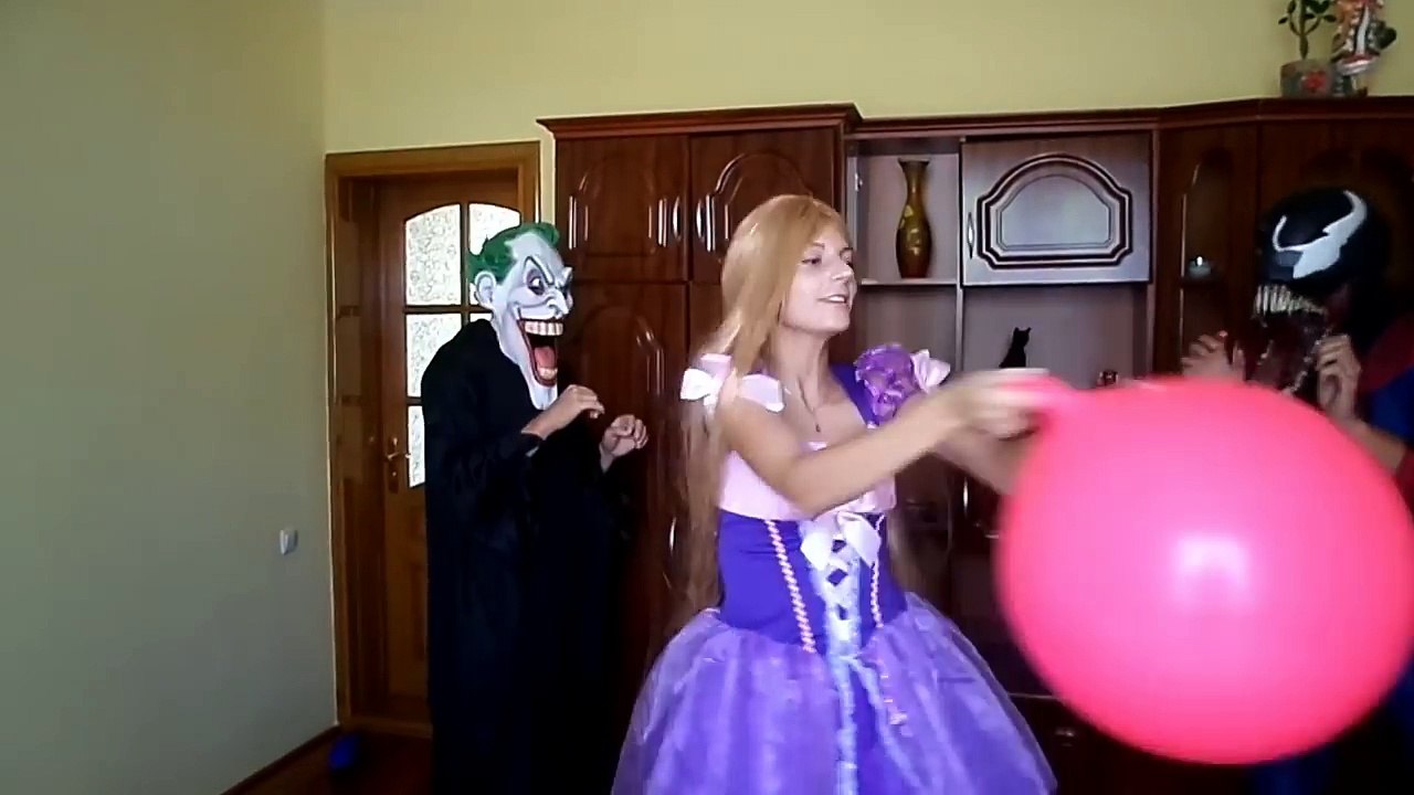 Spiderman beso de la Princesa Rapunzel. Joker con tijeras Divertida Película de Superhéroes en la Vida Real
