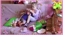 La niña juega con muñecas barbie Winx Bebé