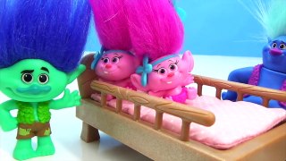 Cutting Open Trolls Poppy Branch, She is Pregnant with lots of babies! Play-Doh Toy Surprises-PLQkPllgRuM