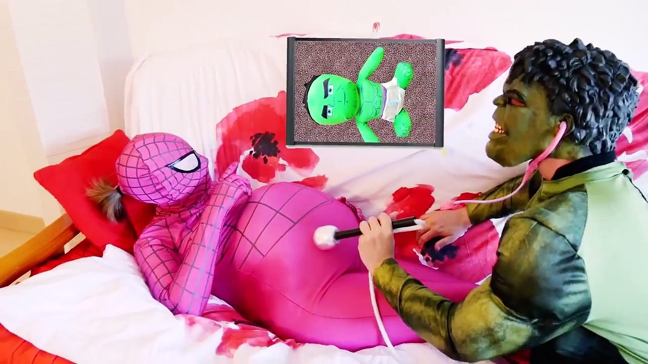 Frozen Elsa y Anna w/ Rosa Spidergirl vs Zombie! Ft Joker y Spiderman Superhéroe Diversión en Rea
