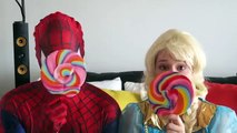 Spiderman y Congelado Elsa vs Caca y Pedos broma! w/ Rosa Spidergirl Diversión Superhéroe en Real