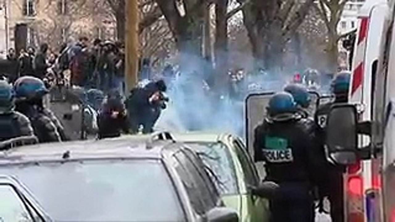 News : A Paris, le rassemblement derrière la banderole " Vengeance pour Théo " se termine par des heurts avec la police