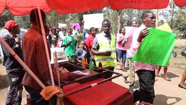 Los kenianos exigen el fin de la huelga de médicos ante el Ministerio de Salud