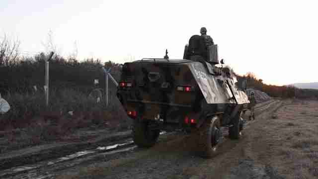 Soldados patrullan la frontera de Macedonia, la puerta cerrada de la ruta de los Balcanes