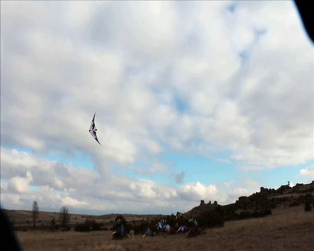 Cerf volant Black Pearl sur le Larzac. Vent: 5noeuds