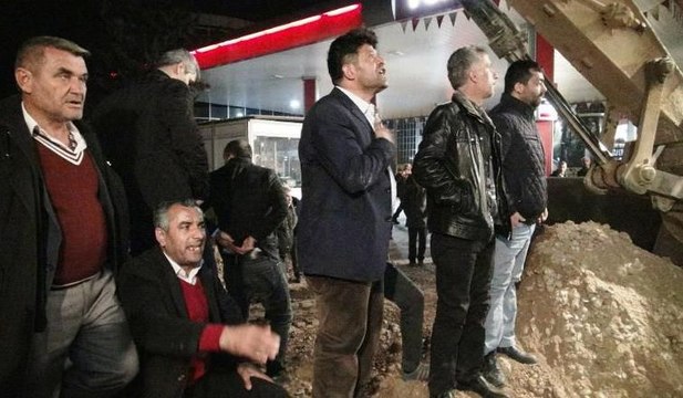 Yıkımı durdurmak için iş makinelerinin önüne yattılar