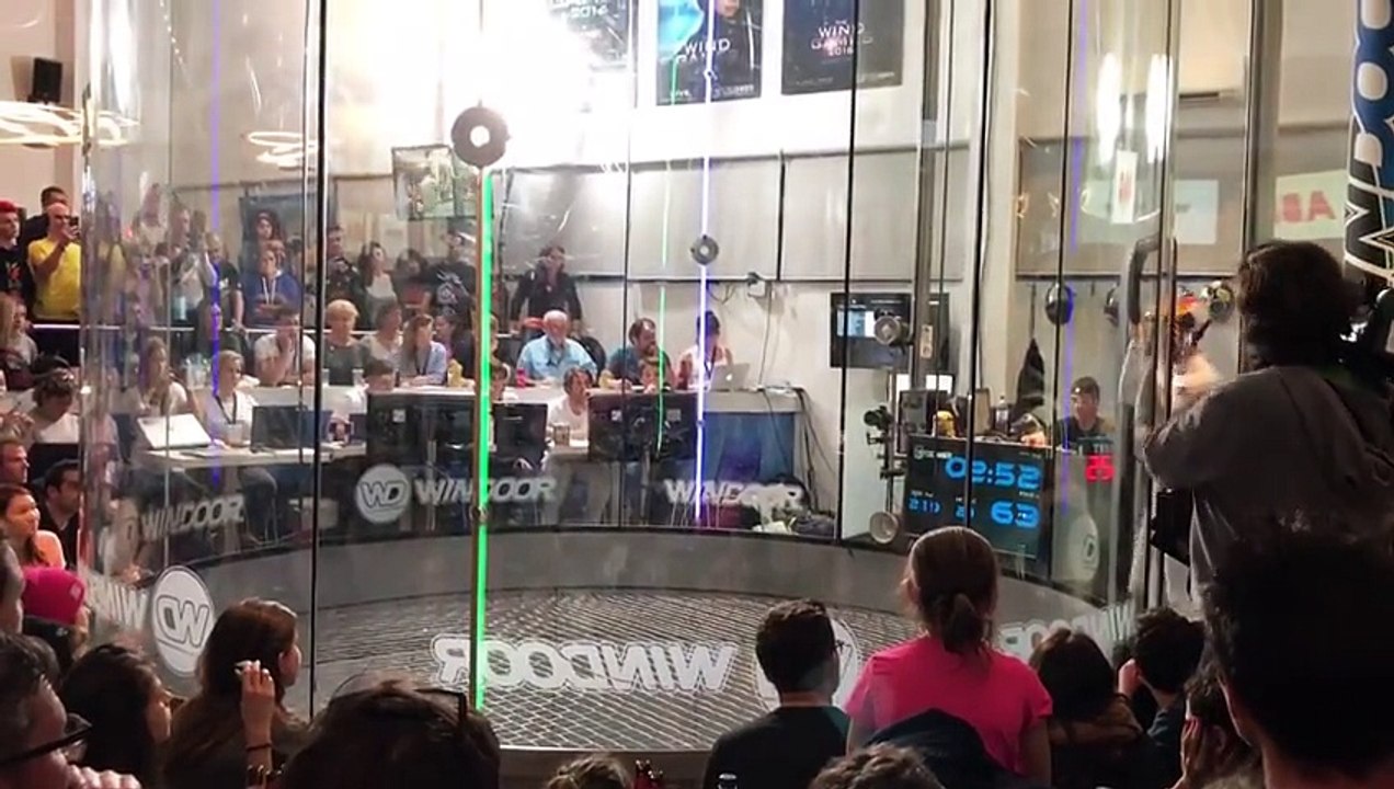 Maja_Kuczyńska_danse_dans_un_simulateur_de_chute_libre
