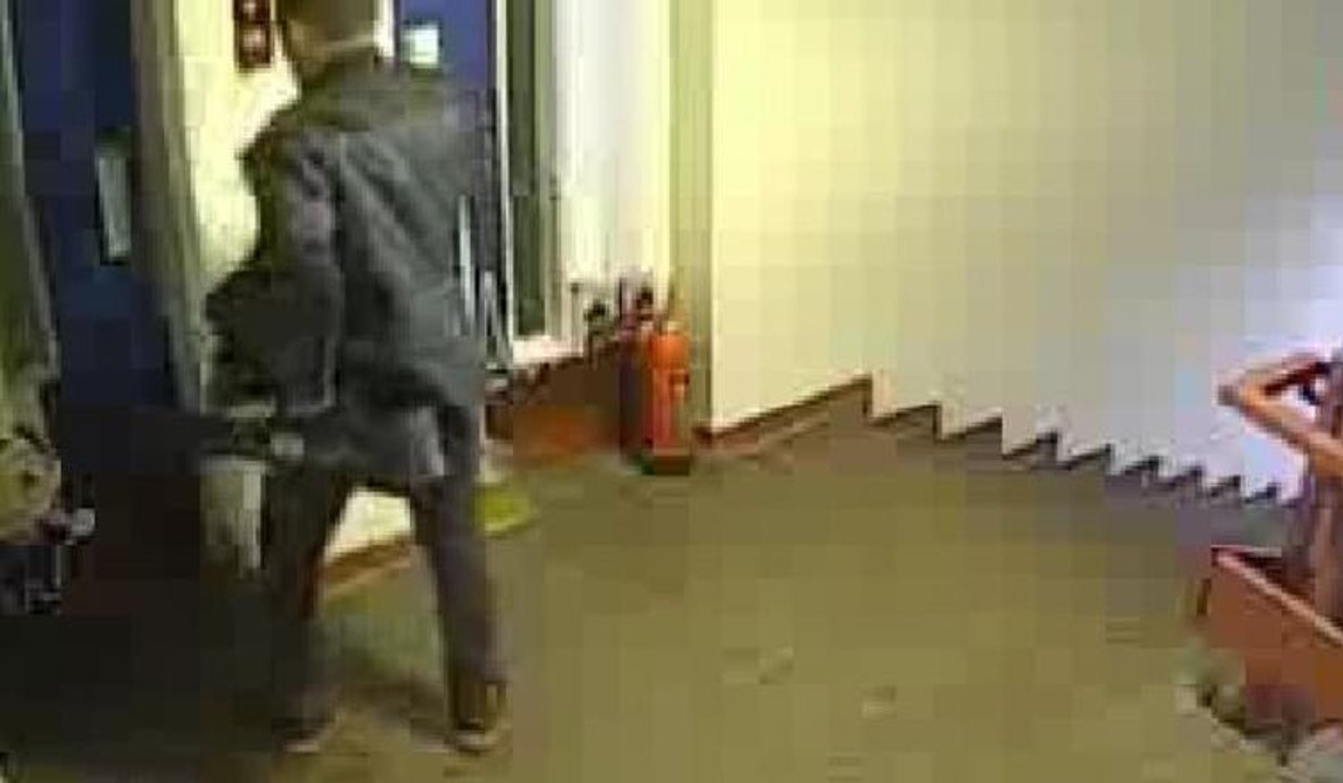 Okulda eğitim videoları çekmek için kullanılan kamerayı çaldı