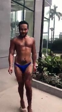 Cet homme marche en talons aiguilles et c'est impressionnant